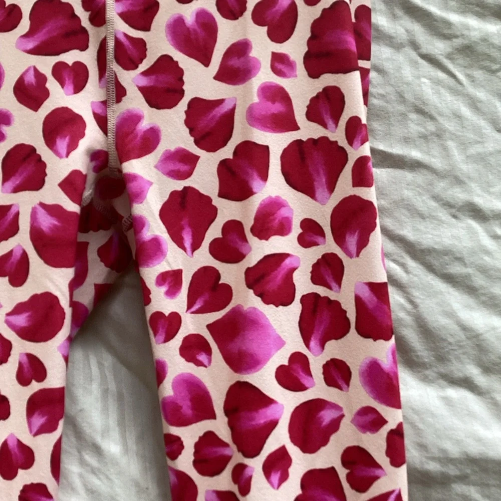 Fabletics Powerhold Heart Petal Pattern Leggings in Pink and Red, size XS - Picture 2 of 7
